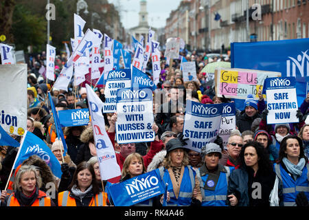 Eine im März in Dublin zur Unterstützung der streikenden Krankenschwestern und Hebammen, fordert von der Regierung ernsthafte Vorschläge den Arbeitskampf zu lösen. Stockfoto