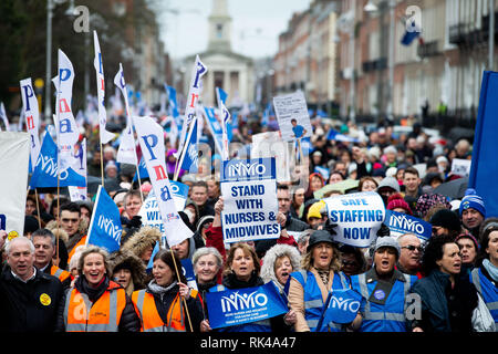 Eine im März in Dublin zur Unterstützung der streikenden Krankenschwestern und Hebammen, fordert von der Regierung ernsthafte Vorschläge den Arbeitskampf zu lösen. Stockfoto