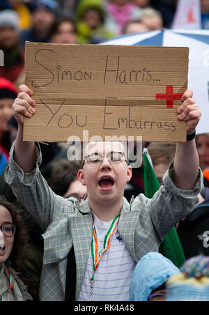 Eine im März in Dublin zur Unterstützung der streikenden Krankenschwestern und Hebammen, fordert von der Regierung ernsthafte Vorschläge den Arbeitskampf zu lösen. Stockfoto