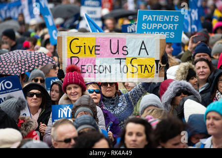 Eine im März in Dublin zur Unterstützung der streikenden Krankenschwestern und Hebammen, fordert von der Regierung ernsthafte Vorschläge den Arbeitskampf zu lösen. Stockfoto