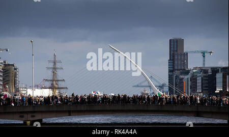 Eine im März in Dublin zur Unterstützung der streikenden Krankenschwestern und Hebammen, fordert von der Regierung ernsthafte Vorschläge den Arbeitskampf zu lösen. Stockfoto