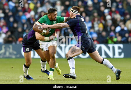 Irlands Bundee Aki (Mitte) in Aktion während der Guinness sechs Nationen match bei BT Murrayfield, Edinburgh. Stockfoto