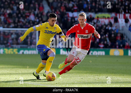 Leeds United ist Pablo Hernandez (links) und Middlesbrough das George Saville während der Sky Bet Championship match Im Riverside Stadium, Middlesbrough. Stockfoto