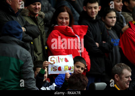 Ein junger Fan im Zeichen hält ein Schild mit der Aufschrift ilva ist ein Becher" während der Premier League Match an der Vicarage Road, Watford. Stockfoto