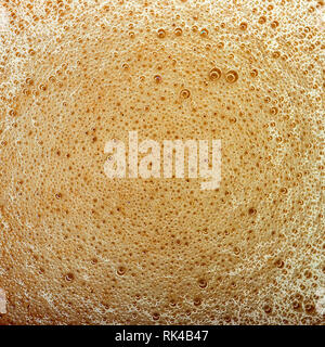 Heißer Kaffee trinken Cappuccino oder Latte Nahaufnahme makro Schaum Textur. Blick von oben. Ansicht von oben. Platz Foto. Stockfoto