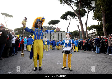 Eine italienische Marching Band außerhalb der Erde vor der Guinness sechs Nationen Match im Stadio Olimpico, Rom. Stockfoto