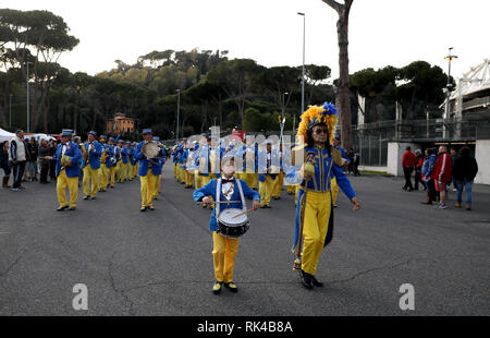 Eine italienische Marching Band außerhalb der Erde vor der Guinness sechs Nationen Match im Stadio Olimpico, Rom. Stockfoto