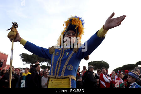 Eine italienische Marching Band außerhalb der Erde vor der Guinness sechs Nationen Match im Stadio Olimpico, Rom.