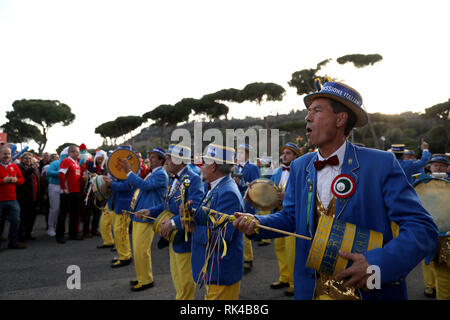 Eine italienische Marching Band außerhalb der Erde vor der Guinness sechs Nationen Match im Stadio Olimpico, Rom.
