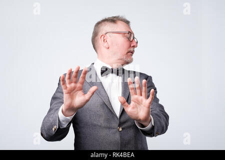 Ältere männliche zeigt Ablehnung Geste, will sich nicht an der Konferenz teilnehmen Stockfoto