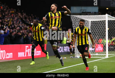 Die watford Andre Grau (Mitte) feiert zählenden erste Ziel seiner Seite des Spiels mit Teamkollegen während der Premier League Match an der Vicarage Road, Watford. Stockfoto