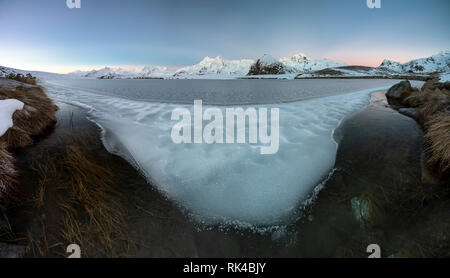 Panoramablick auf der gefrorenen Lago Andossi mit Pizzi Dei Piani und Pizzo Tambò im Hintergrund, Spluga Tal, Provinz Sondrio, Valtellina, Lombardei, Italien Stockfoto