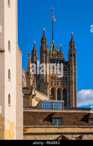 London, England/Großbritannien - 2019/01/28: Victoria Tower der Häuser des Parlaments - Westminster Palace gesehen von der Royal Westminster Abbey i Stockfoto