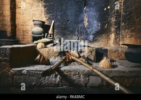 Die Zubereitung von Speisen auf der Feuerstelle in der traditionellen Küche zu Hause. Das häusliche Leben in Sri Lanka. Stockfoto