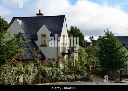 Ein schönes Haus mit Balkon und vielen Pflanzen um in Mountshannon, County Clare, Irland. Stockfoto