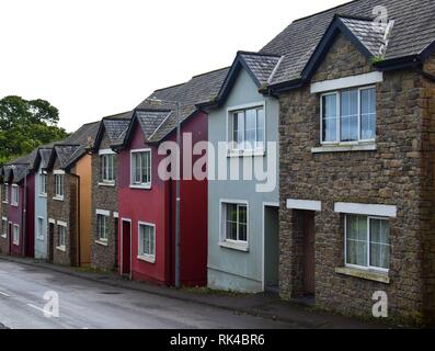 Eine Reihe von verschiedenen Häusern in verschiedenen Farben in Mountshannon, County Clare, Irland. Stockfoto