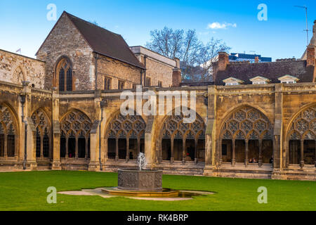 London, England/Großbritannien - 2019/01/28: Klöster und Innenhof des Royal Westminster Abbey, formal Stiftskirche St. Peter ein Stockfoto