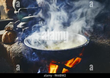 Vorbereitung Reis und Curry. Kochen auf der Feuerstelle in der traditionellen Küche zu Hause in Sri Lanka. Stockfoto