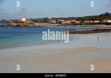 Fort Grey Shipwreck Museum 'Martello Turm' über Portelet Bay und Rocquaine Bay in Guernsey, Channel Islands.de Suchen. Stockfoto