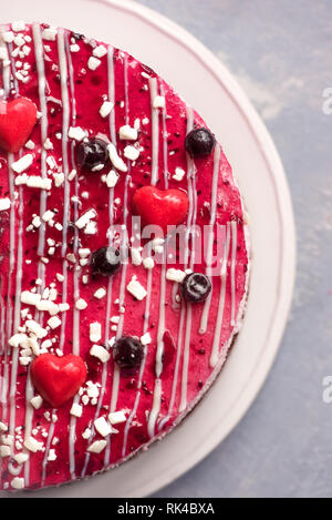 Berry Ice Cream Cake. Hausgemachte rosa Eis Dessert mit Beeren und Herzen, ganz nah. Stockfoto