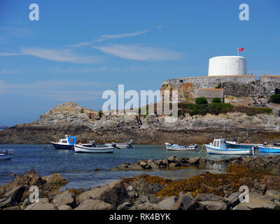 Fischerboote unten Fort Grey Shipwreck Museum 'Martello Turm' über Portelet Bay und Rocquaine Bay in Guernsey, Channel Islands.de Suchen. Stockfoto