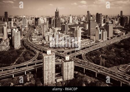 Shanghai Yanan Straße Überführung Brücke mit starkem Verkehr in China. Stockfoto