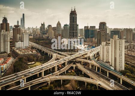 Shanghai Yanan Straße Überführung Brücke mit starkem Verkehr in China. Stockfoto