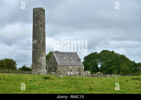 Die Ruinen einer alten Kirche und einem runden Turm auf der heiligen Insel im Lough Derg in Irland, County Clare. Stockfoto