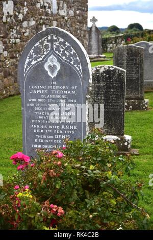 Grabsteine mit Inschriften auf einem Friedhof auf der heiligen Insel im Lough Derg in Irland, County Clare. Stockfoto