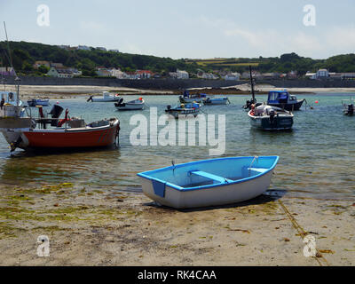 Kleine Fischerboote vertäut in Portelet Bay und Rocquaine Bay in Guernsey, Channel Islands.de. Stockfoto