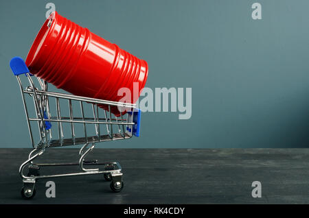 Warenkorb und die Zylinder mit Öl als Symbol des Handels. Stockfoto