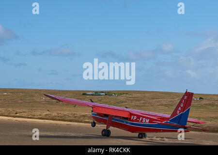 Kleines Flugzeug Landung auf einer Schotter Landebahn auf Seelöwen Insel auf den Falklandinseln Stockfoto