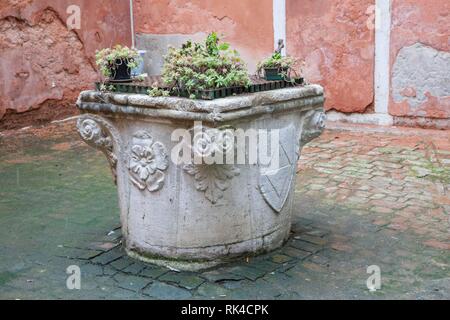 Wasserbrunnen in den Straßen der Altstadt von Venedig, Italien Stockfoto