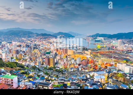 Nagasaki, Japan Skyline der Innenstadt über die Bucht von oben in der Abenddämmerung. Stockfoto