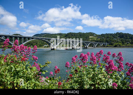 Patterson Brücke auf der Rogue River, mit einem Jet Boot vorbei unter; von der Jot Resort in Gold Strand an der südlichen Küste von Oregon. Stockfoto