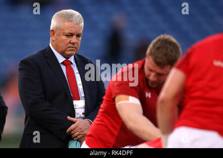 Wales' Trainer Warren Gatland Uhren der Warm-up vor dem Guinness sechs Nationen Match im Stadio Olimpico, Rom. Stockfoto