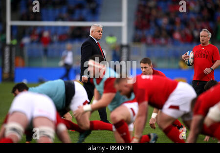 Wales' Trainer Warren Gatland Uhren der Warm-up vor dem Guinness sechs Nationen Match im Stadio Olimpico, Rom. Stockfoto