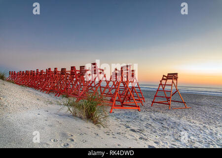 Strand Rettungsschwimmer steht in der Morgendämmerung Stockfoto