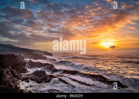 Sonnenuntergang und Sturm Brandung am Shore Acres Park an der südlichen Küste von Oregon. Stockfoto