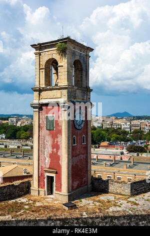 Abgebrochene Uhrturm in alte Festung von Korfu mit Panoramablick auf die Stadt Korfu in Griechenland. Stockfoto