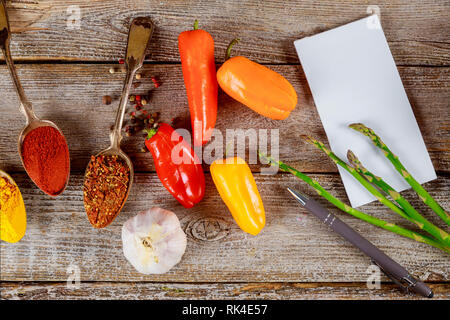 Bunte Mischung verschiedenen Gewürzen und Kräutern Knoblauch und Spargel auf der Tischplatte Stockfoto