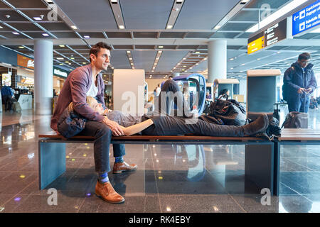 FRANKFURT, Deutschland - 13 März 2016: Menschen am Flughafen Frankfurt. Frankfurt Airport ist ein internationaler Flughafen in Frankfurt und die Majo entfernt Stockfoto