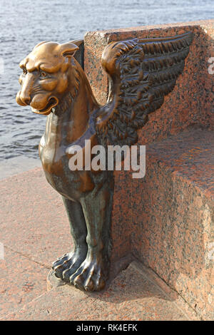 Griffin (1834) an der Universität Bahndamm der Newa in der Stadt Sankt-Petersburg, Russland Stockfoto