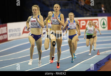 Hannah England (Mitte) in Aktion während der 1500m der Frauen erwärmt, während des Tages eine der SPAR britischen Athletic Indoor Meisterschaften an der Arena Birmingham. Stockfoto