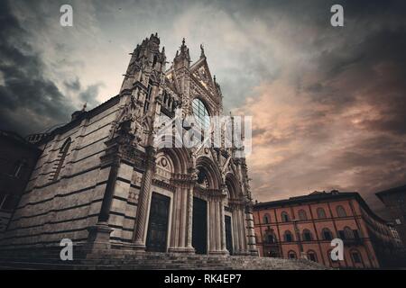 Dom von Siena Nahaufnahme als das Wahrzeichen der mittelalterlichen Stadt bei Sonnenaufgang in Italien. Stockfoto