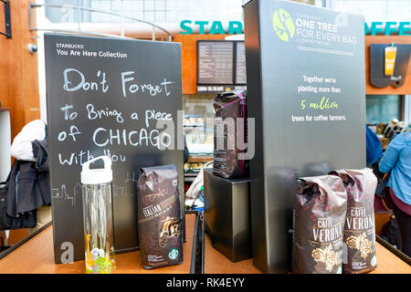 CHICAGO, IL - ca. April 2016: Einrichtung von Starbucks Cafe am Flughafen O'Hare. Starbucks Corporation ist eine US-amerikanische global Coffee Company und coffeeho Stockfoto