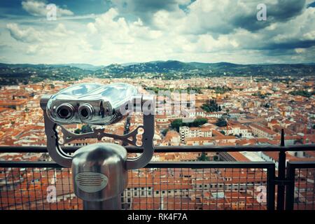 Fernglas an Spitze der Dom Santa Maria Del Fiore in Florenz Italien betrachtet aus Spitze der Kuppel. Stockfoto