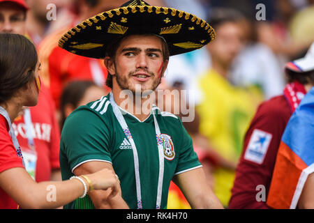 Moskau, Russland - Juli 1, 2018. Ventilator im mexikanischen Sombrero Hut vor der FIFA Fußball-Weltmeisterschaft 2018 Runde 16 Spanien vs Russland. Stockfoto