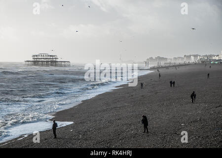 Brighton Beach an der verfallenen Suchen bleibt der West Pier von Palace Pier Stockfoto