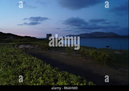 Aragonesischen Turm (datiert 1578), Symbol der La Pelosa, Nord-westen Sardinien, Italien. Stockfoto